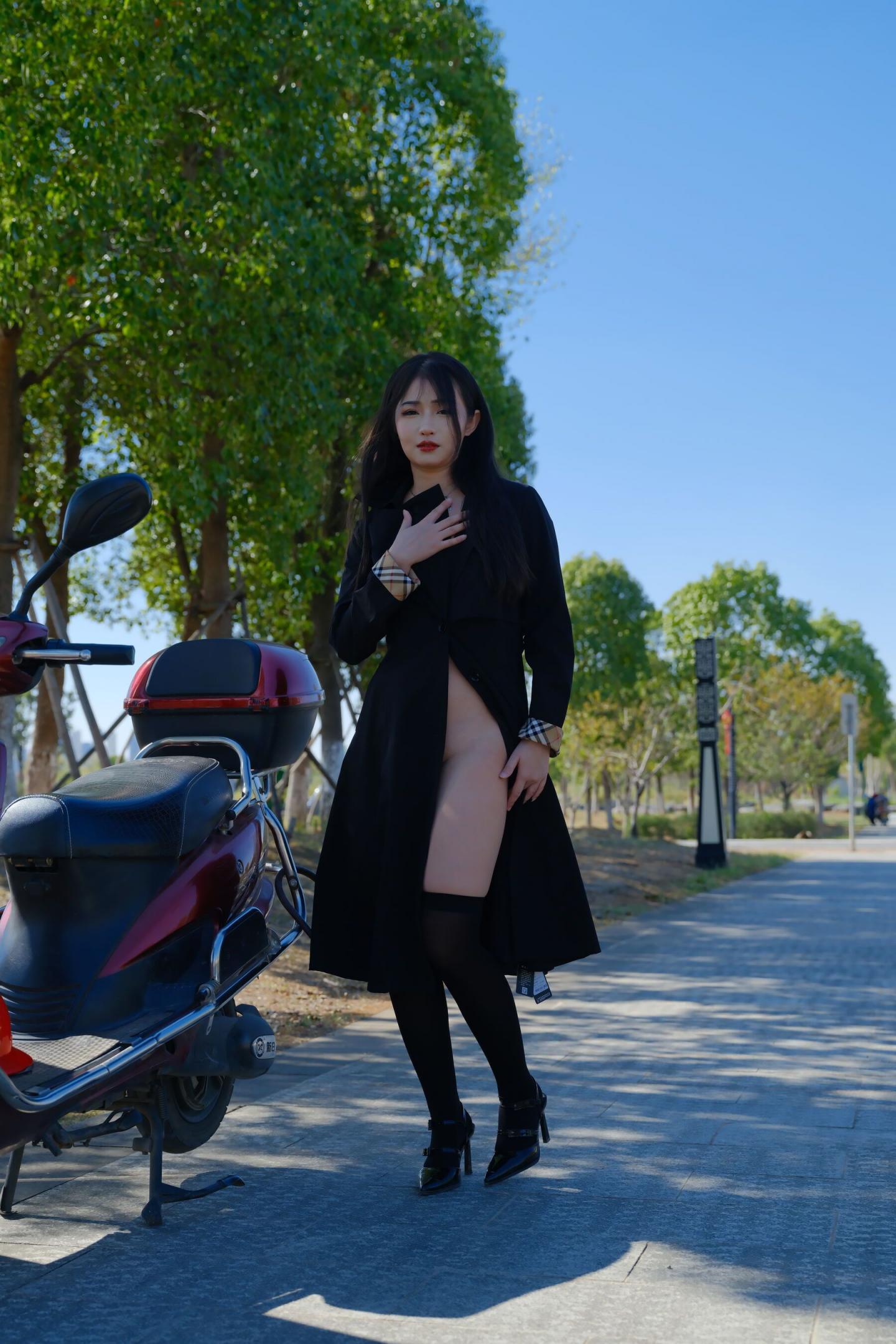 爱外露的极品黑丝白虎少妇