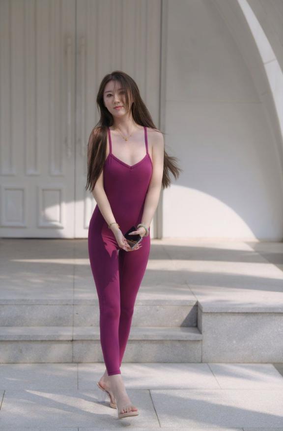 猴急的你选择紧身衣还是比基尼