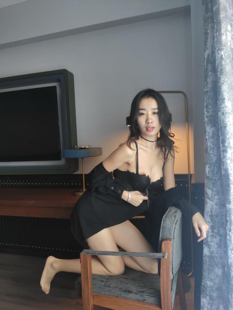 黑色系极品少妇