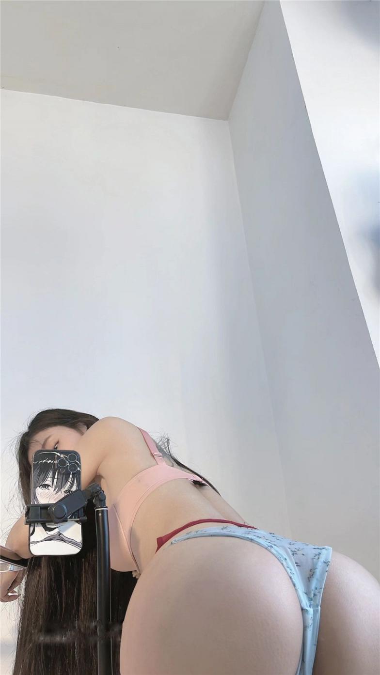 陈佩奇美丽大方性感写真[20250721]
