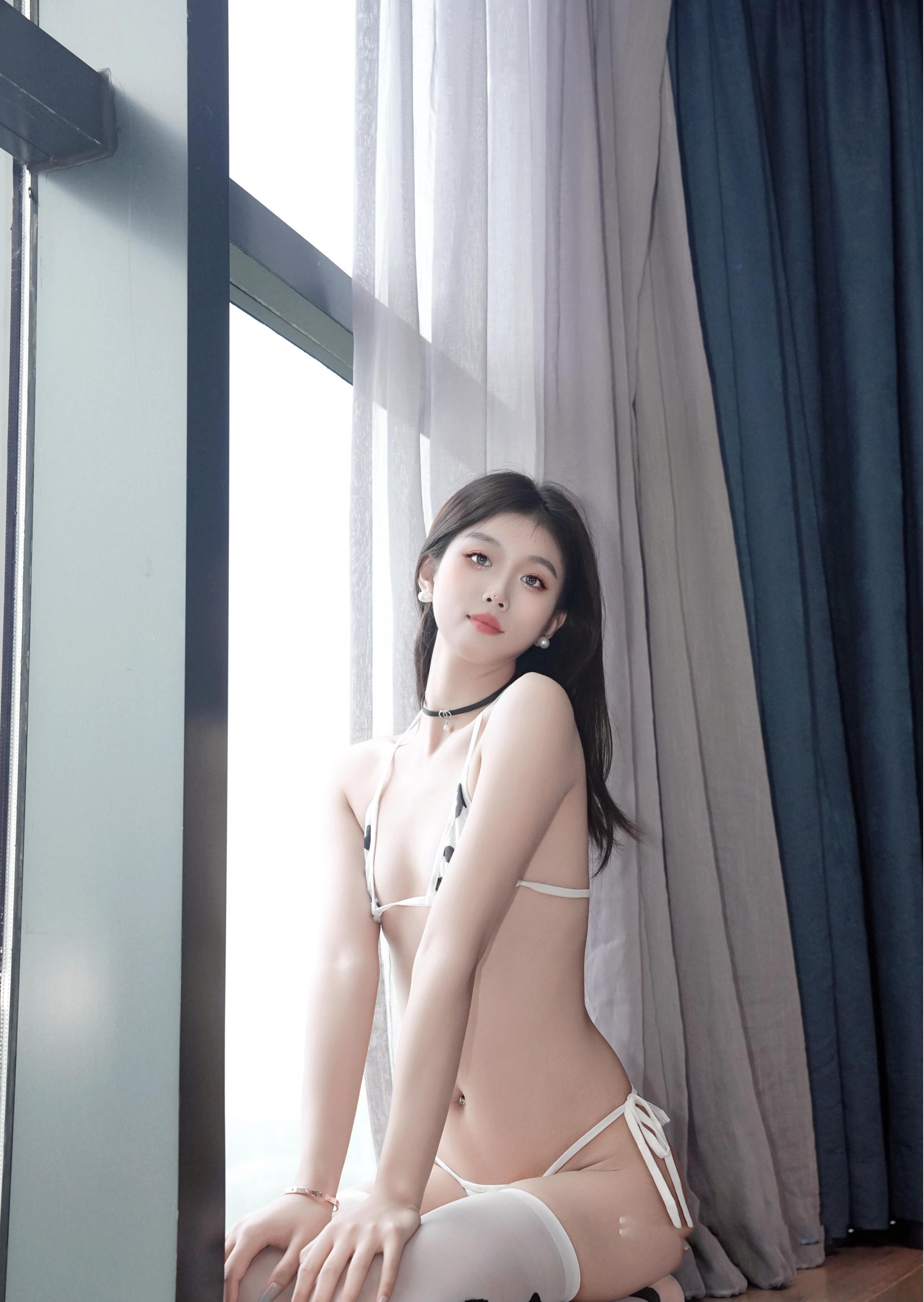 高颜值新人模特江念鱼情趣奶牛装