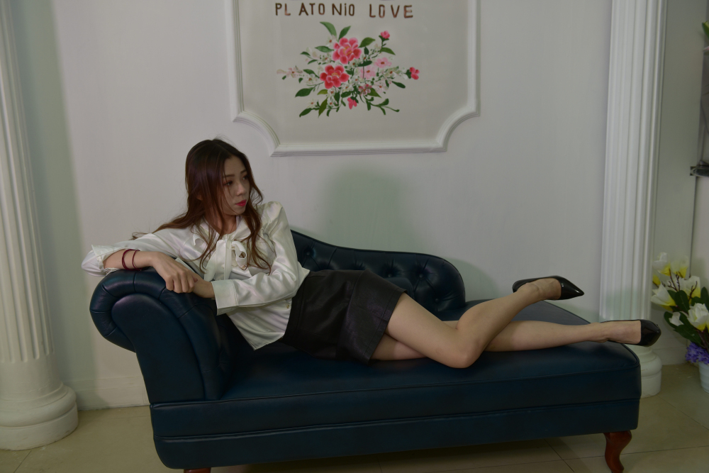 高跟美腿OL制服妹子还挺诱人